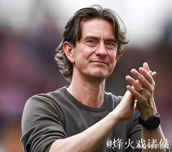 热刺惨遭0-3失利引发球迷不满,呼吁解雇主帅弗兰克,接任热门显现 热刺惨遭0-3失利引发球迷不满,呼吁解雇主帅弗兰克,接任热门显现